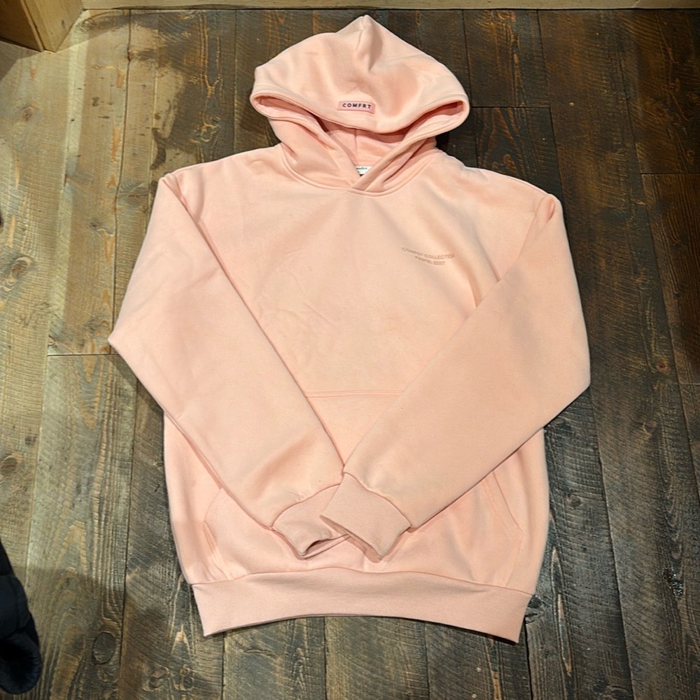comfrt pink/ peach hoodie. NEVER WORN, size small, it’s in new condition.